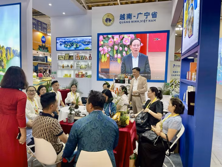 Chinese enterprises visit Quang Ninh's booth and work with enterprises in the delegation.