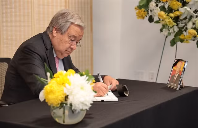 United Nations Secretary General Antonio Guterres writes the funeral book after paying his respects to Việt Nam’s Party General Secretary Nguyễn Phú Trọng at the Permanent Mission of the Socialist Republic of Việt Nam in New York, the United States. — VNA/VNS Photo Thanh Tuấn
