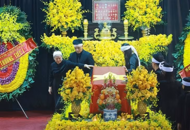 The family of General Secretary Nguyễn Phú Trọng bids farewell to him.