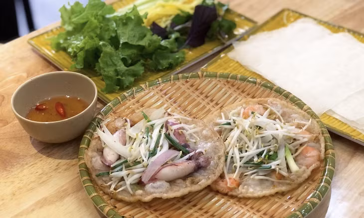 Jumping and sizzling: Binh-Dinh-style banh xeo with seafood in Hanoi