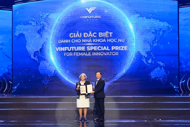 Prof. Susan Solomon receives the 2023 VinFuture Special Prize for Female Innovators for the discovery of the ozone depletion mechanism in Antarctica, contributing to the establishment of the Montreal Protocol. — Photo courtesy of the organiser