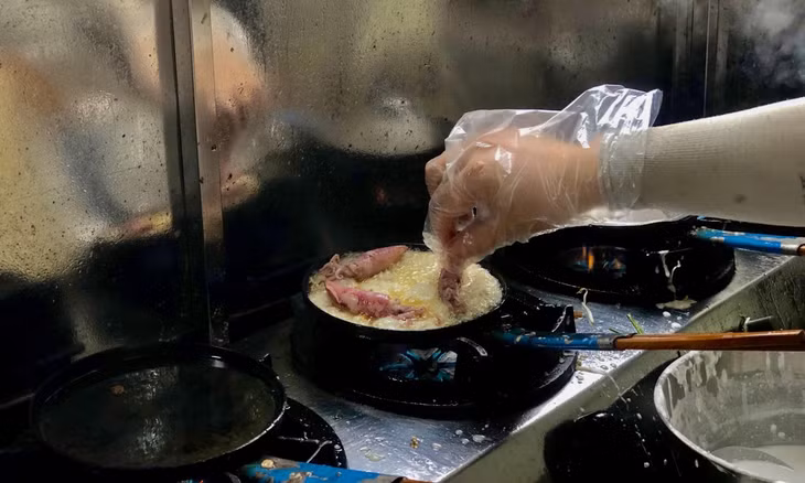 Jumping and sizzling: Binh-Dinh-style banh xeo with seafood in Hanoi