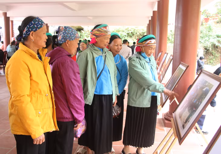 Local residents find it excited to visit the exhibition on the beauty of Binh Lieu's land and people.