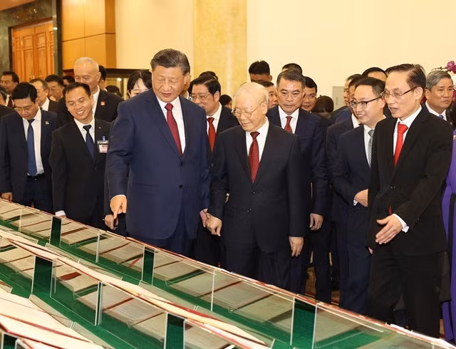 General Secretary of the Communist Party of China (CPC) Central Committee and President of the People’s Republic of China Xi Jinping and General Secretary of the Communist Party of Việt Nam (CPV) Central Committee Nguyễn Phú Trọng viewed the documents signed between the two countries' agencies, ministries, and localities. — VNA/VNS Photo Trí Dũng
