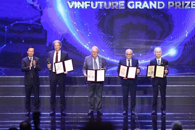 State President Võ Văn Thưởng presents the Grand Prize to four scientists for their breakthrough inventions that help create a sustainable platform for green energy through production with solar cells and storage with Lithium-ion batteries. — Photo courtesy of the organiser