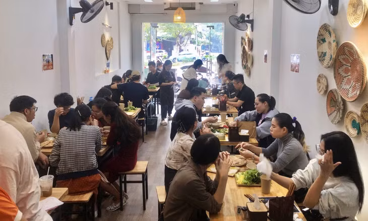 Jumping and sizzling: Binh-Dinh-style banh xeo with seafood in Hanoi