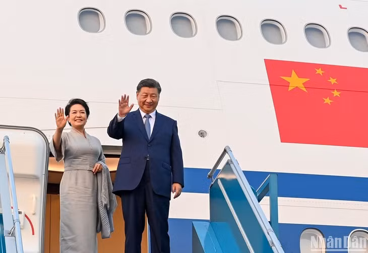 General Secretary of the Communist Party of China (CPC) Central Committee and President of the People's Republic of China Xi Jinping and his spouse leave Hanoi on December 13 afternoon, concluding their two-day state visit to Vietnam. (Photo: NDO/Duy Linh)