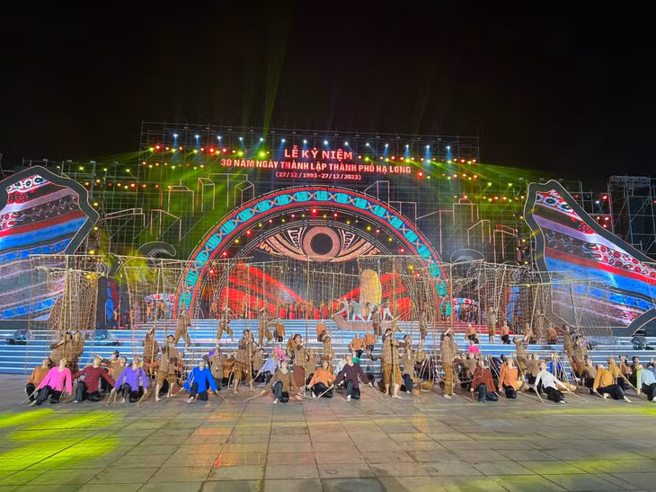 Final rehearsal for Ha Long city's 30th founding anniversary ảnh 4
