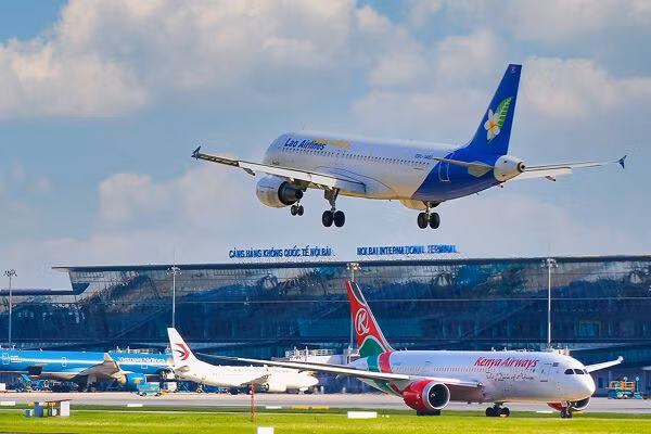 Viet Nam to raise domestic flight ticket price ceilings - Ảnh 1.