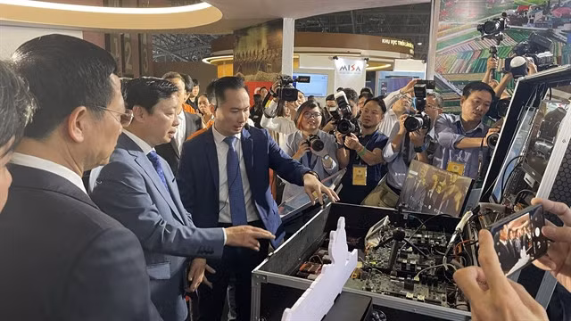 Deputy Prime Minister Trần Hồng Hà and fellow delegates view an exhibition booth. — VNS Photo Mai Hương