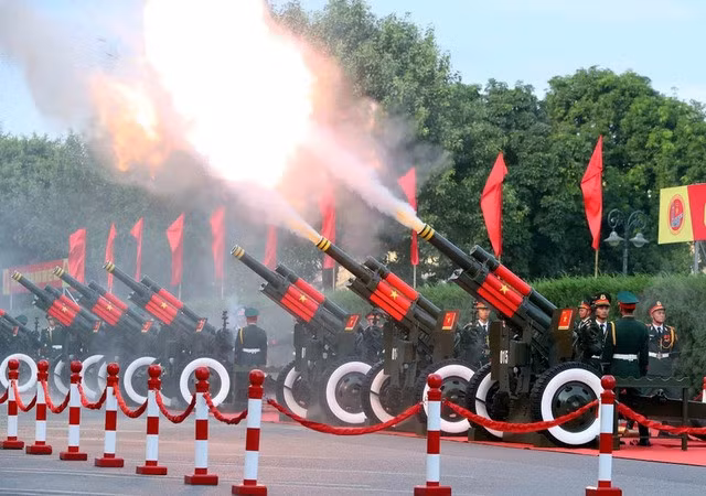 Chinese Party General Secretary and President Xi Jinping and his spouse are greeted with a 21-gun salute at an official welcome ceremony