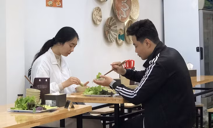 Jumping and sizzling: Binh-Dinh-style banh xeo with seafood in Hanoi