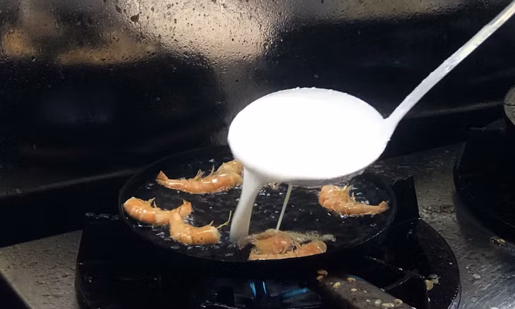 Jumping and sizzling: Binh-Dinh-style banh xeo with seafood in Hanoi