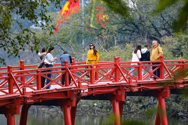 Visitors seen on Thê Húc Bridge on Sword Lake. VNA/VNS Photo Thanh Tùng
