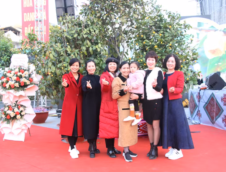 Tourists take check-in photos at the festival.