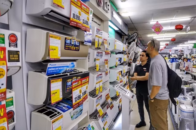 A consumer at an air conditioning store in Hà Nội. — VNA/VNS Photo Tuấn Đức