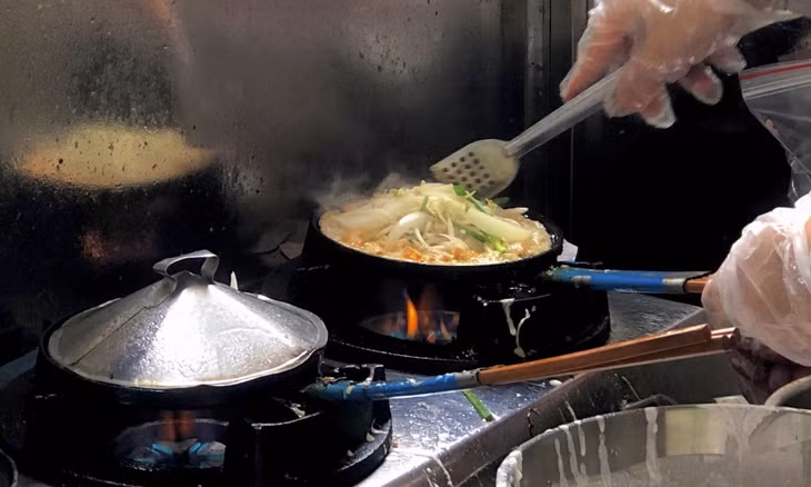 Jumping and sizzling: Binh-Dinh-style banh xeo with seafood in Hanoi