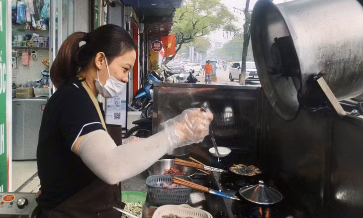 Jumping and sizzling: Binh-Dinh-style banh xeo with seafood in Hanoi