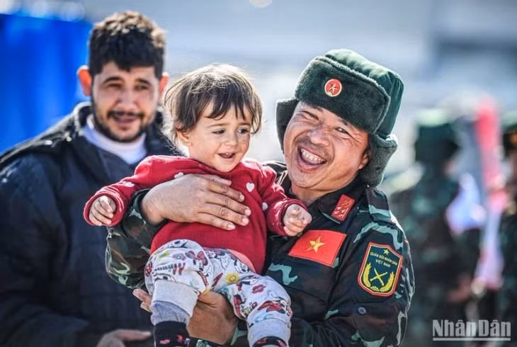 The photo entitled “Smile in the epicentre of the Turkish earthquake” by Tran Thanh Dat from Nhan Dan Newspaper, submitted to the contest.
