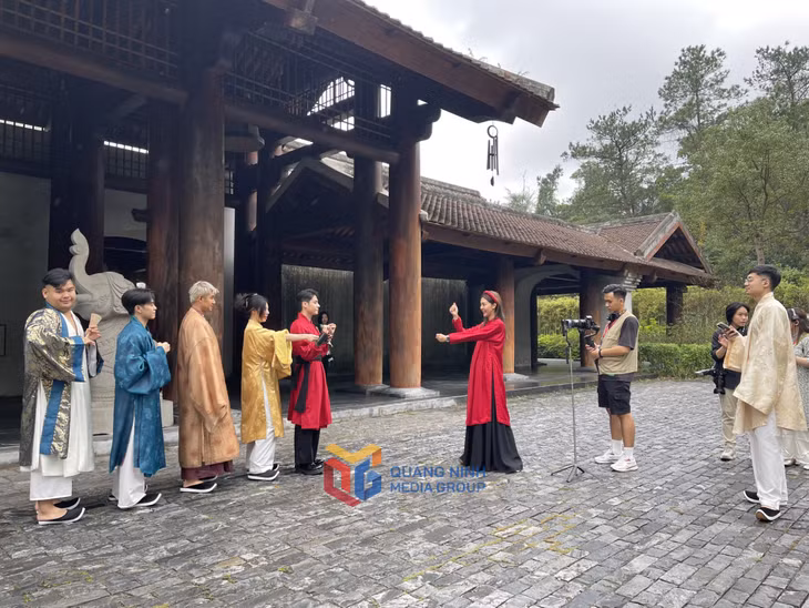 Các nhà sáng tạo nội dung, tiktoker quay clip quảng bá du lịch tại Yên Tử.