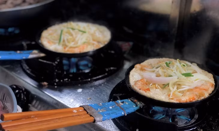 Jumping and sizzling: Binh-Dinh-style banh xeo with seafood in Hanoi