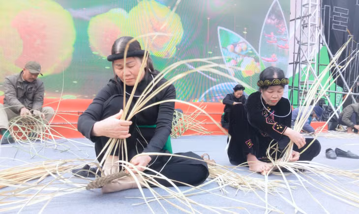 Knitting activities are very popular with ethnic minority people.