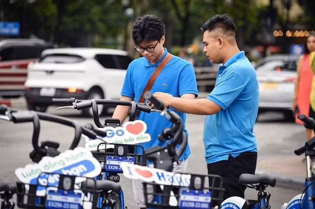 Residents try out the public bicycle service in Hà Nội. — VNA/VNS Photo Tuấn Anh