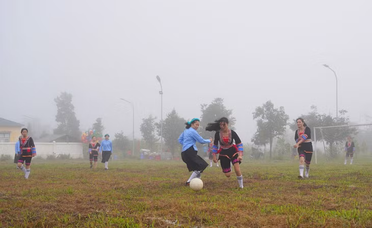 Organizing the National Solidarity Festival in residential areas has contributed to improving the people's material and spiritual life. Photo: A women football match in Mong Cai city.
