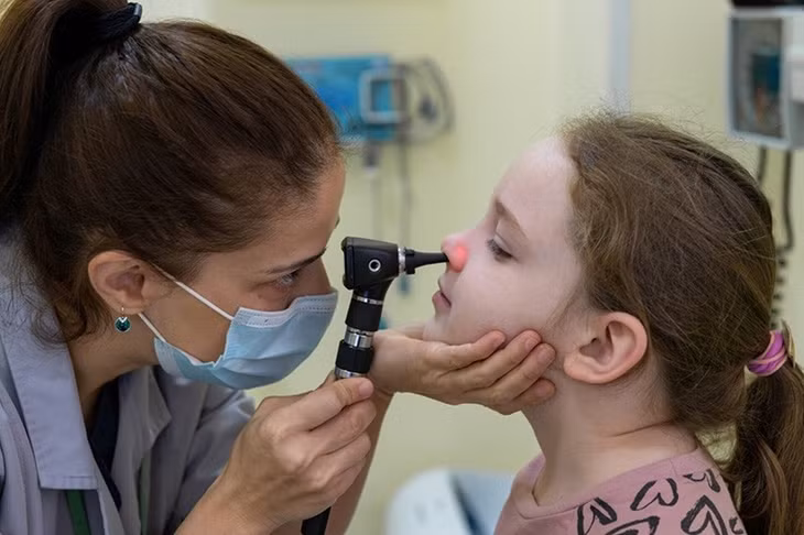 A pediatrician examines a child with a respiratory infection in Armenia. (Photo: WHO)