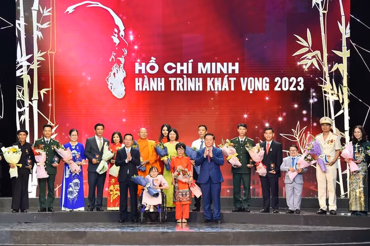 Outstanding exemplars in studying and following President Ho Chi Minh’s ideology and lifestyle honoured at a ceremony (Photo: NDO)