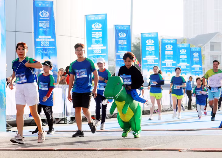 About 9,000 runners participated in Ha Long Bay Heritage Marathon 2023 ảnh 10 f