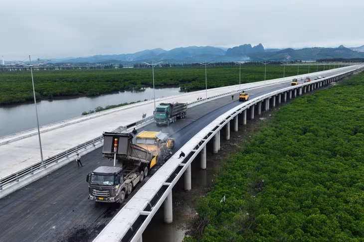 Cua Luc 3 Bridge in Ha Long City is under construction.