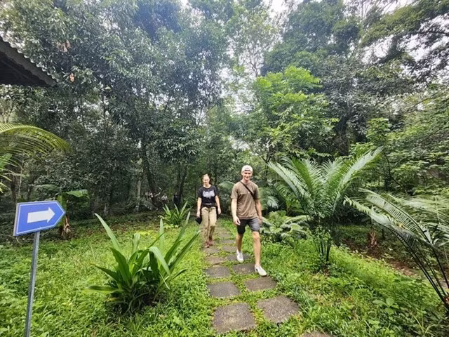 Tourists at the botanic garden in Phong Nha – Kẻ Bàng National Park in the central coastal province of Quảng Bình. — Photo nld.com.vn