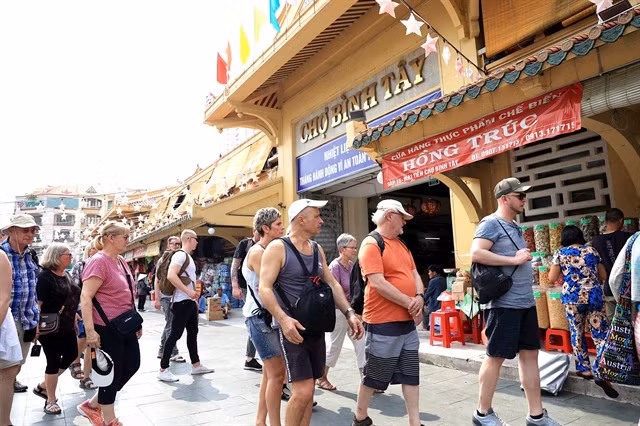 Tourists will opt to choose places with relaxed policies, in a race of destinations. VNA/VNS Photo Hồng Đạt