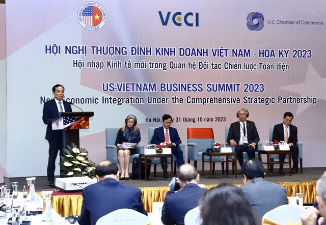 Deputy Prime Minister Trần Lưu Quang gives a speech at the 2023 Việt Nam-US Business Summit in Hà Nội. VNA/VNS Photo Lâm Khánh