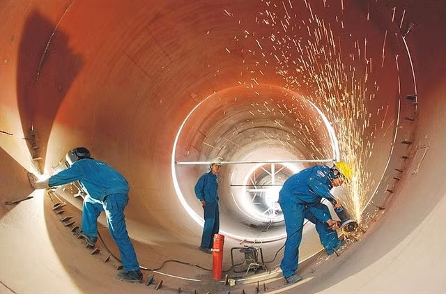 The domestic mechanical market has seen orders decrease by about 20 per cent, while some businesses see reductions by 30 per cent to 40 per cent. — Photo congthuong.vn