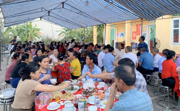 People gathered to have meals together.