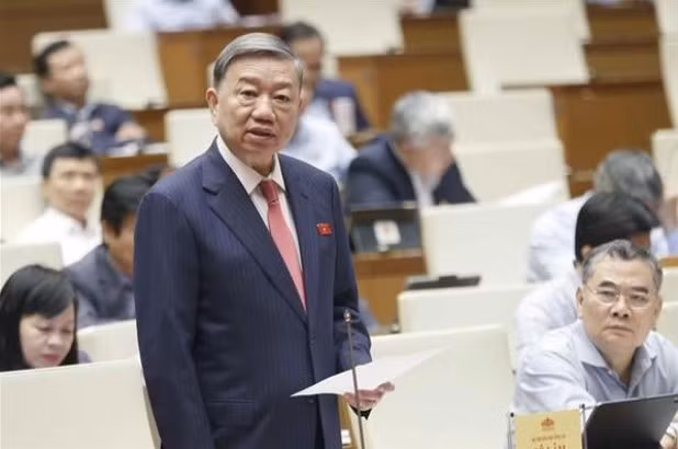 Minister of Public Security Tô Lâm speaks at the Q&amp;A session . Photo quochoi.vn