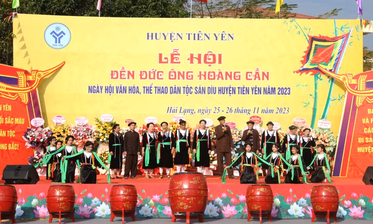 Soong Co singing