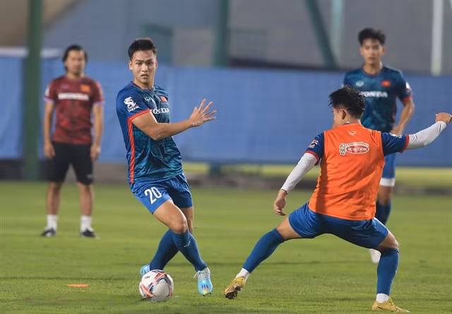 Defender Bùi Hoàng Việt Anh (left) in action on November 7 in Hà Nội. Việt Nam team are preparing for the 2026 World Cup first qualification campaign. Photos of VFF