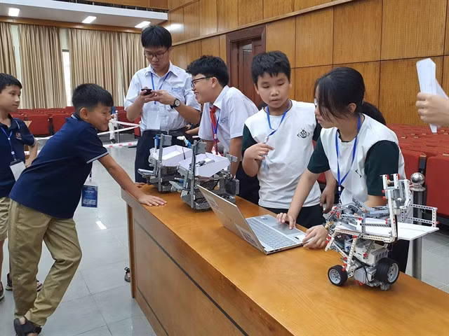 Secondary school students prepare their robots in a STEM competition in Hà Nội. — VNS Photo Nhật Hồng