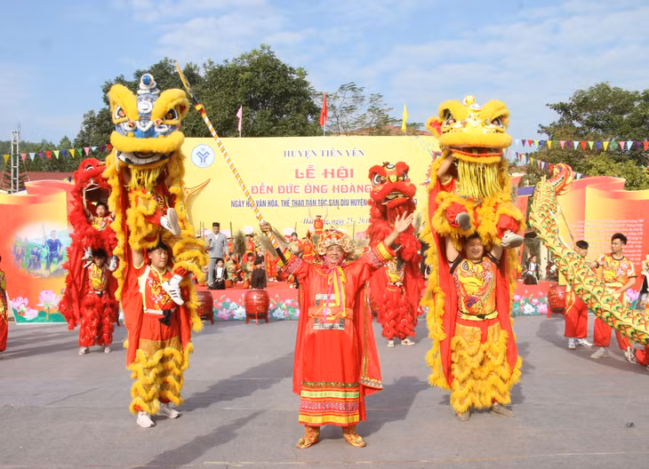 Dragon dance makes the festive atmosphere become more joyful.