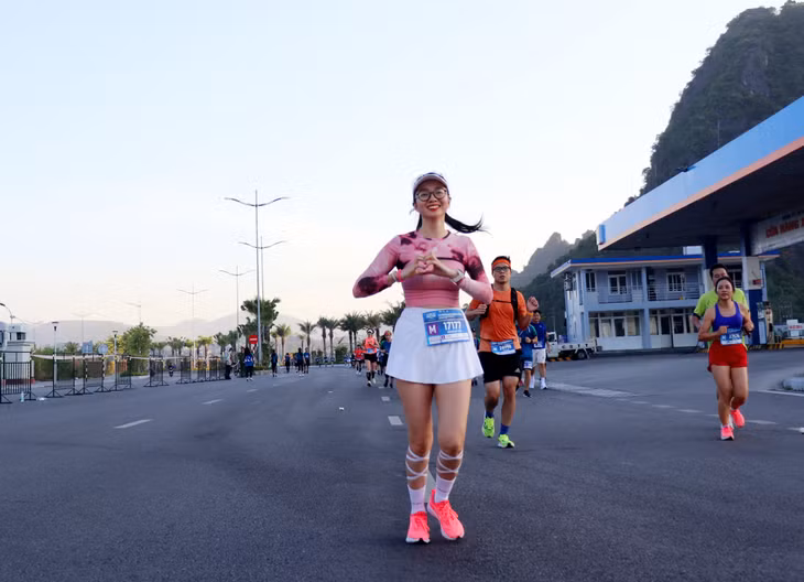 About 9,000 runners participated in Ha Long Bay Heritage Marathon 2023 ảnh 8 f
