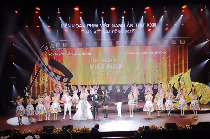 At the awards ceremony (Photo: toquoc.vn)