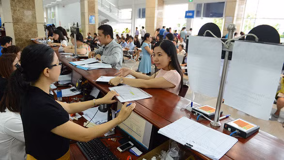 In accordance to its authority, the MoF has issued a circular regulating the reduction of 35 fees and charges. — Photo tuoitre.vn
