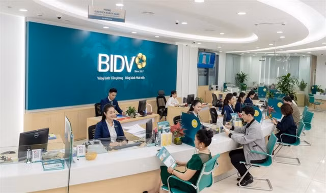 Customers at Bank for Investment and Development of Vietnam (BID). BID gained 2.7 per cent yesterday. — Photo courtesy of BID