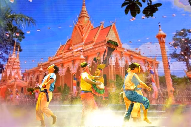 SOUTHERN WEEK: The Ok Om Bok Festival, also called the Festival of Worshipping the Moon, of the Khmer ethnic people in the Mekong Delta province of Trà Vinh is part of the province’s 2023 Culture, Tourism and Food Festival Week, from November 21-27. Photo courtesy of the organiser