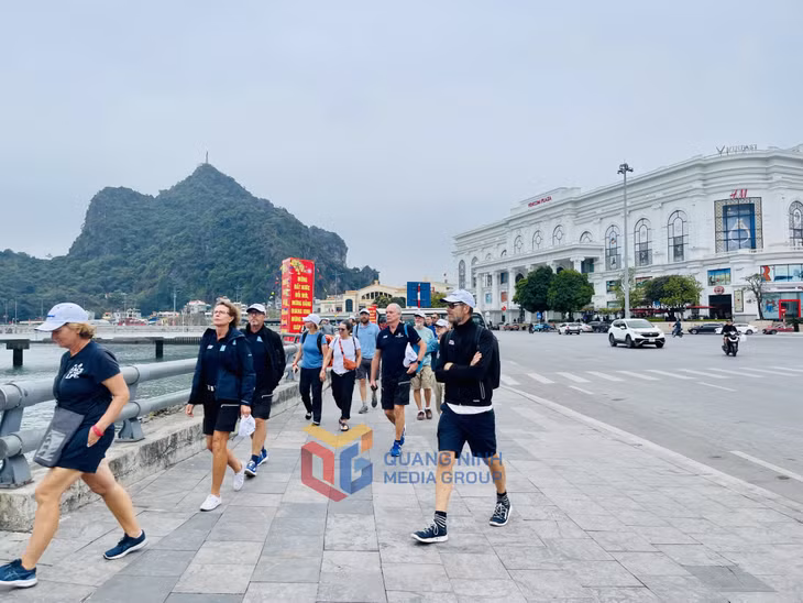 They walk among the coastal road and go across Bai Tho bridge.