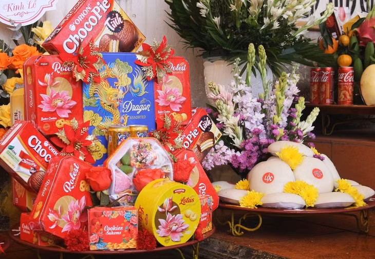 Banh Chung (square sticky rice cake) and Banh Giay (round sticky rice cake) are two indispensable offerings of the people of Minh Nong Ward in commemorating the merits of the Hung Kings in building the country.