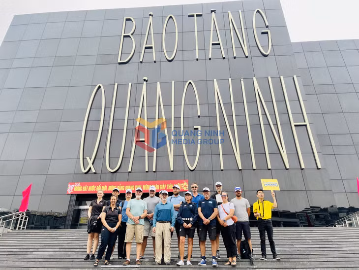 Race crew took check-in photo at Quang Ninh museum.